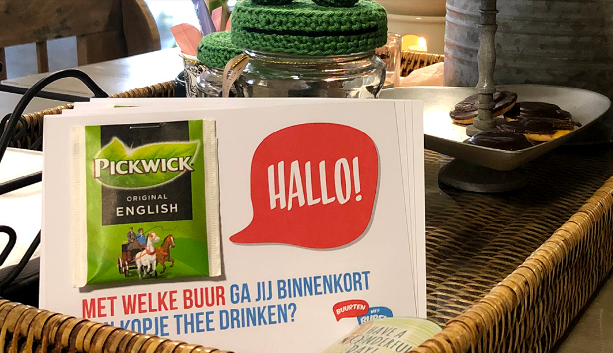 A5 kaart met theezakje, uitnodiging en buurten met buren logo